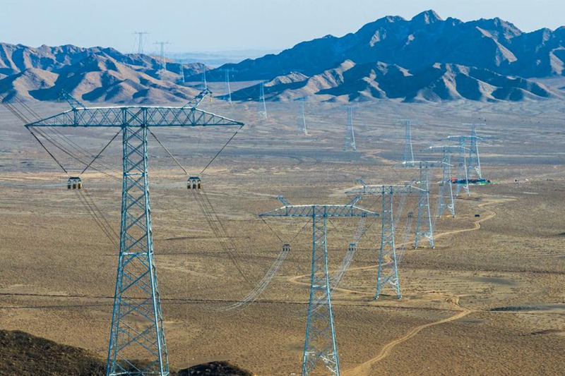 Picha hii ikionyesha mandhari ya sehemu ya Xinjiang ya mradi wa usambazaji umeme wa nguvu ya juu ya ±800 kV kwa mkondo wa moja kwa moja wa Hami-Chongqing, huko Hami, Mkoa unaojiendesha wa Xinjiang, kaskazini-magharibi mwa China, Oktoba 30, 2024. (Picha na Wu Shiping/Xinhua)