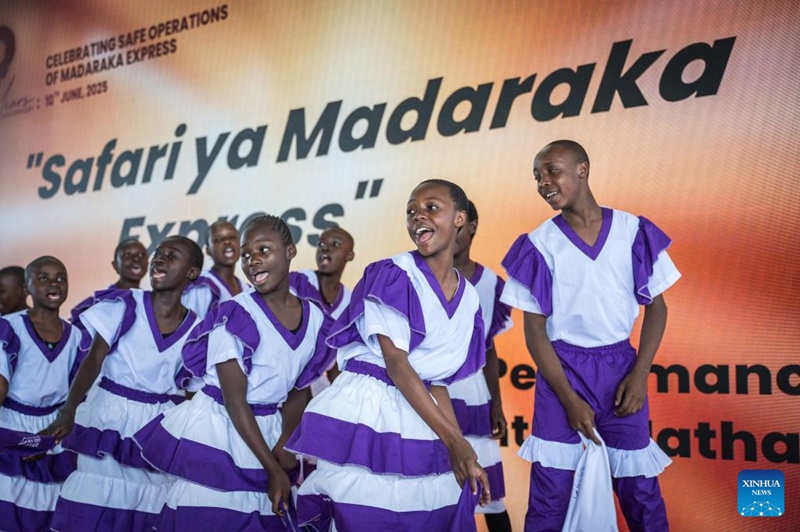 Watu wanacheza ngoma kwenye sherehe ya kuadhimisha miaka minane ya uendeshaji bila kukoma wa Reli ya Kisasa ya SGR ya Mombasa-Nairobi iliyojengwa kwa msaada wa China jijini Nairobi, Kenya, Juni 10, 2025. (Xinhua/Wang Guansen)