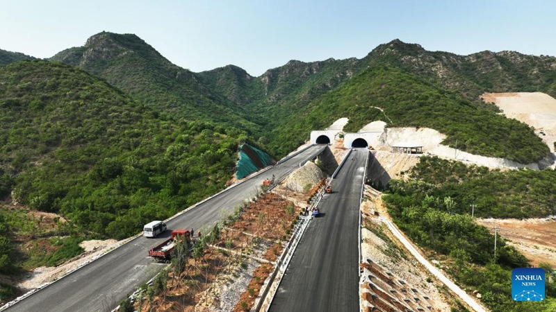 Barabara Kuu ya Lingyuan-Suizhong yaendelea kujengwa katika Mkoa wa Liaoning, China