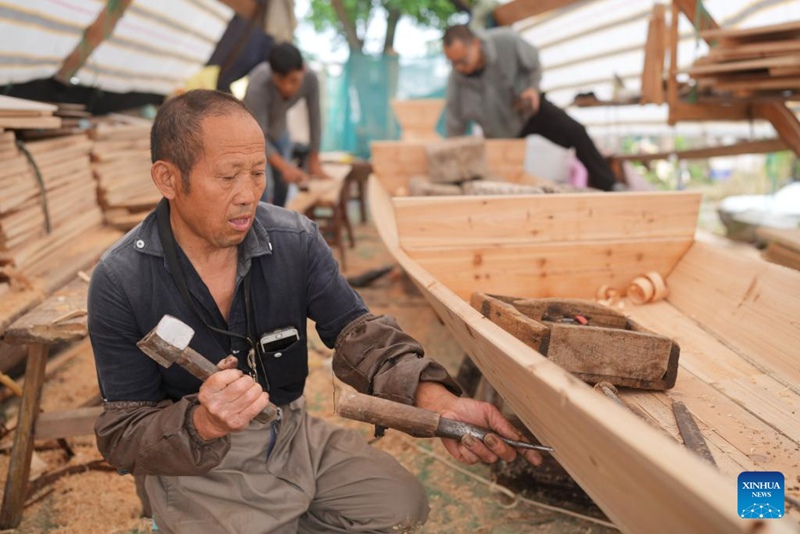 Fundi mwenye umri wa miaka 68 achangia uhai wa ufundi wa kuunda mashua ya Shaoxing, China
