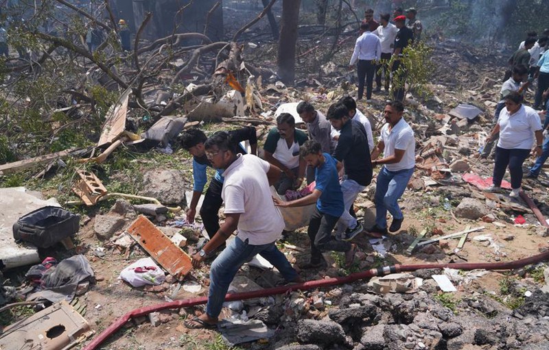 Waokoaji wakiwa wamebeba mwili wa wahanga kwenye eneo la ajali ya ndege ya Shirika Ndege la India mjini Ahmedabad, Jimbo la Gujarat, India, Juni 12, 2025. (Str/Xinhua)