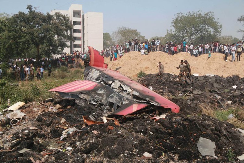 Watu wakitazama vifusi vya ndege ya Shirika la Ndege la India iliyoanguka katika eneo la Ahmedabad la Jimbo la Gujarat la India, Juni 12, 2025. (UNI/kupitia Xinhua)