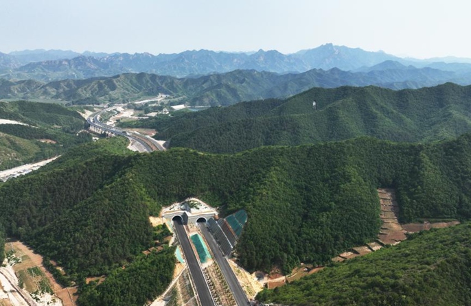 Barabara Kuu ya Lingyuan-Suizhong yaendelea kujengwa katika Mkoa wa Liaoning, China