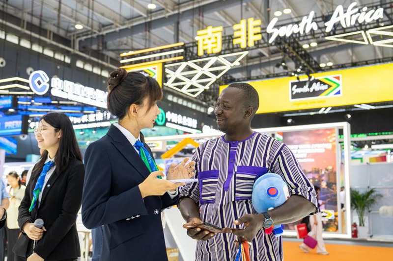 Mtembeleaji maonyesho wa nchi za nje (kulia) akiwasiliana na muonyeshaji bidhaa kwenye Maonyesho ya nne ya Uchumi na Biashara ya China na Afrika katika Kituo cha Kimataifa cha Mikutano na Maonyesho cha Changsha mjini Changsha, Mkoani Hunan, katikati mwa China, Juni 13, 2025. (Xinhua/Chen Sihan)