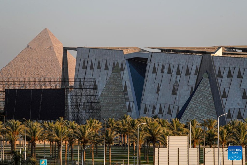 Picha hii iliyopigwa Juni 14, 2025 ikionyesha mwonekano wa Jumba kubwa la Makumbusho ya Misri katika eneo la karibu na Mapiramidi ya Giza mjini Giza, Misri. (Xinhua/Ahmed Gomaa)