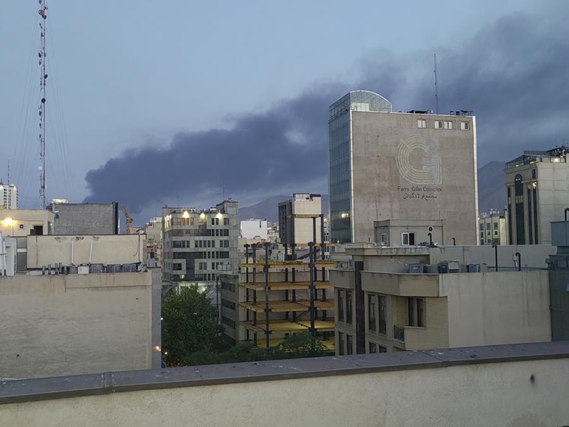 Moshi ukifuka kwenda angani kufuatia mlipuko uliotokea Tehran, mji mkuu wa Iran, Juni 15, 2025. (Xinhua/Shadati)