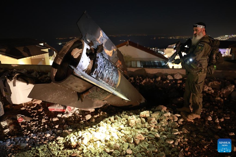Picha iliyopigwa Juni 16, 2025 ikionyesha mabaki ya kombora mjini Safed, kaskazini mwa Israel. (David Cohen/JINI kupitia Xinhua)