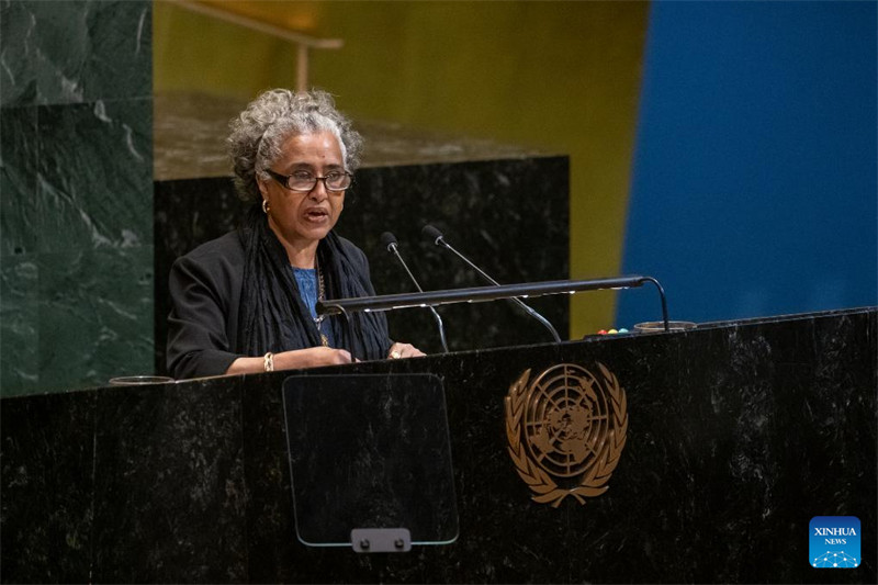 Sophia Yohannes, Balozi wa Eritrea katika Umoja wa Mataifa, akiwasilisha mswada wa azimio kwenye makao makuu ya Umoja wa Mataifa mjini New York, Juni 16, 2025. (Manuel Elias/Picha ya Umoja wa Mataifa/kupitia Xinhua)