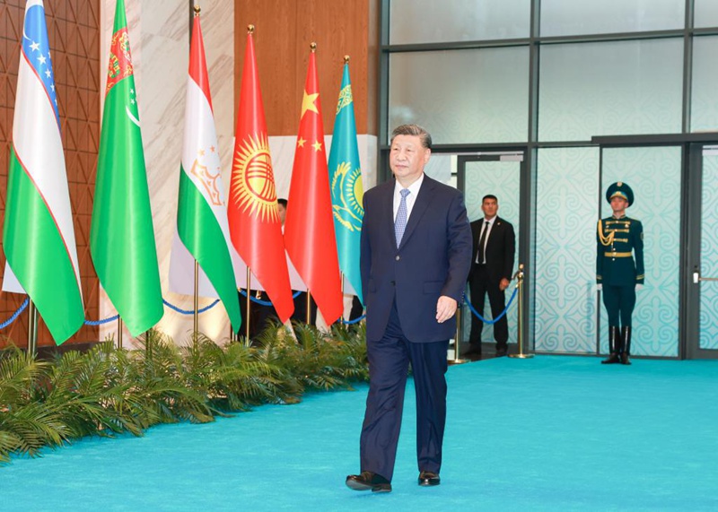 Rais wa China Xi Jinping akitembea kuingia kwenye ukumbi wa Mkutano wa pili wa Kilele kati ya China na Asia ya Kati mjini Astana, Kazakhstan, Juni 17, 2025. (Xinhua/Ding Lin)