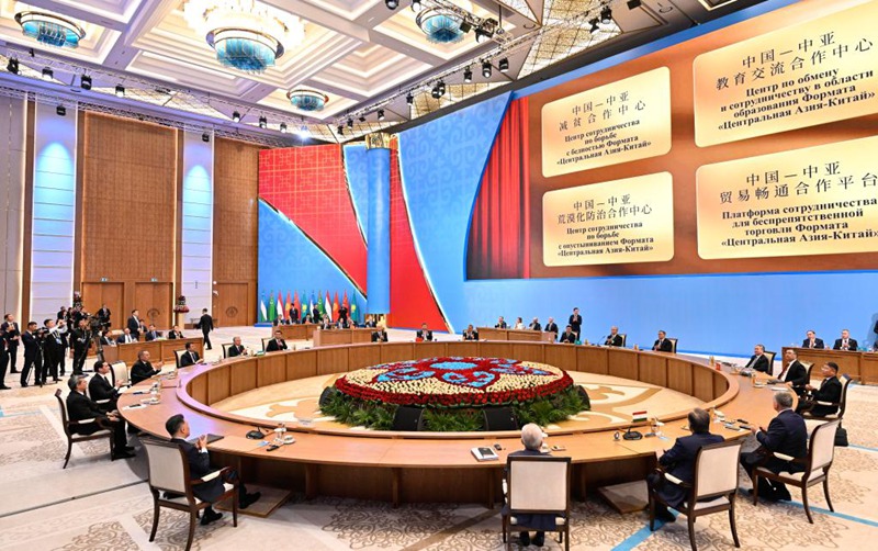 Rais Xi Jinping wa China, Rais wa Kazakhstan Kassym-Jomart Tokayev, Rais wa Kyrgyzstan Sadyr Japarov, Rais wa Tajikisstan Emomali Rahmon, Rais wa Turkmenstan Serdar Berdimuhamedov na Rais wa Uzbekistan Shavkat Mirziyoyev wakishuhudia uzinduzi wa kituo cha ushirikiano wa kupunguza umaskini  cha China na Asia ya Kati, kituo cha mawasiliano na ushirikiano wa elimu  cha China na Asia ya Kati, kituo cha ushirikiano wa kudhibiti hali ya kuenea kwa jangwa  cha China na Asia ya Kati na jukwaa la ushirikiano wa kuwezesha biashara  cha China na Asia ya Kati mjini Astana, Kazakhstan, Juni 17, 2025. (Xinhua/Yin Bogu)