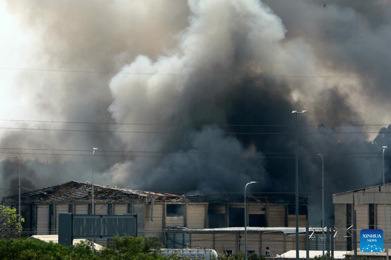 Moshi ukifuka baada ya shambulizi la kombora la Iran mjini Herzliya, katikati mwa Israel, tarehe 17 Juni 2025. (Gideon Markowicz/JINI kupitia Xinhua)