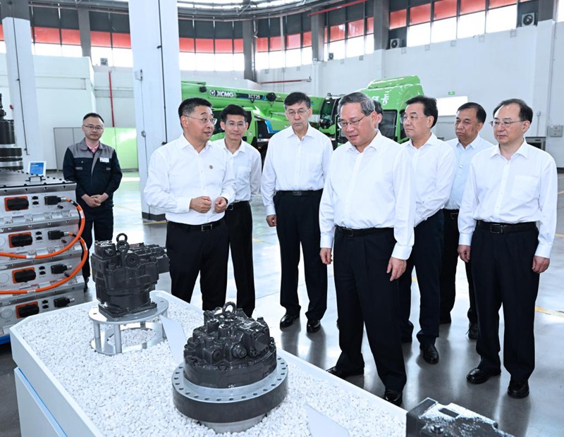 Waziri Mkuu wa China Li Qiang, ambaye pia ni mjumbe wa Kamati ya Kudumu ya Ofisi ya Siasa ya Kamati Kuu ya Chama cha Kikomunisti cha China (CPC), akitembelea kampuni ya mambo ya mashine mjini Xuzhou, Mkoani Jiangsu, mashariki mwa China, Juni 16, 2025. (Xinhua/Rao Aimin)