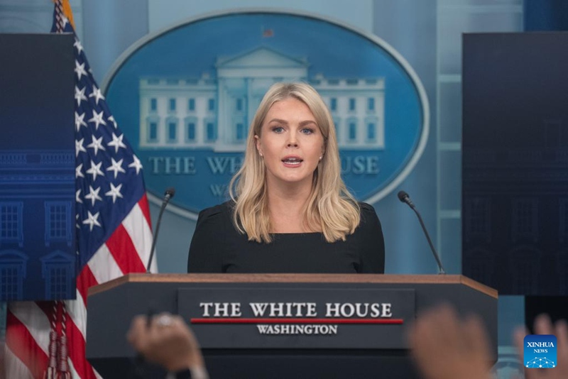 Msemaji wa Ikulu ya White House, Karoline Leavitt akizungumza kwenye mkutano na waandishi wa habari mjini Washington, D.C., Marekani, Juni 19, 2025. (Xinhua/Hu Yousong)