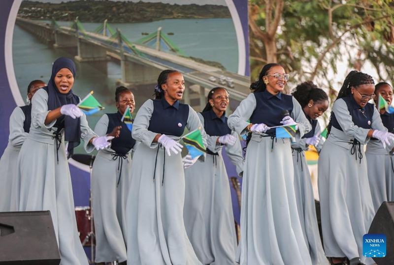 Wacheza dansi wakifanya maonyesho kwenye hafla ya uzinduzi wa Daraja Magufuli lililojengwa na Kampuni ya China mjini Mwanza, Tanzania, Juni 19, 2025. (Xinhua/Emmanuel Herman)