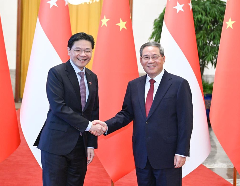 Waziri Mkuu wa China Li Qiang akifanya mazungumzo na Waziri Mkuu wa Singapore Lawrence Wong, ambaye yuko ziarani nchini China, kwenye Jumba la Mikutano ya Umma mjini Beijing, mji mkuu wa China, Juni 23, 2025. (Xinhua/Li Xiang)