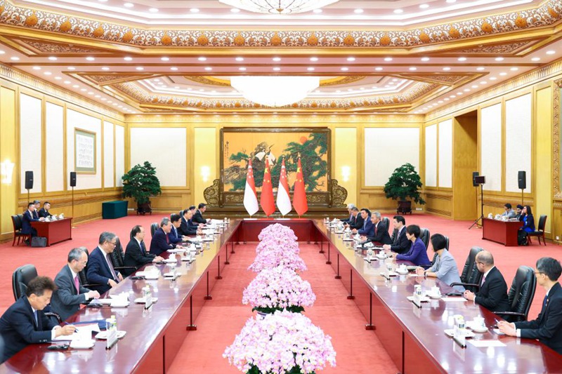 Waziri Mkuu wa China Li Qiang akifanya mazungumzo na Waziri Mkuu wa Singapore Lawrence Wong, ambaye yuko ziarani rasmi nchini China, kwenye Jumba la Mikutano ya Umma mjini Beijing, mji mkuu wa China, Juni 23, 2025. (Xinhua/Liu Bin)