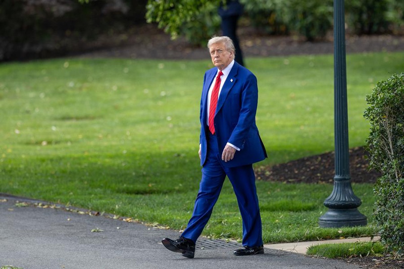 Rais Donald Trump wa Marekani akitembea kuelekea South Lawn kupanda Marine One katika Ikulu ya White House mjini Washington, D.C., Marekani, Juni 20, 2025. (Xinhua/Hu Yousong)