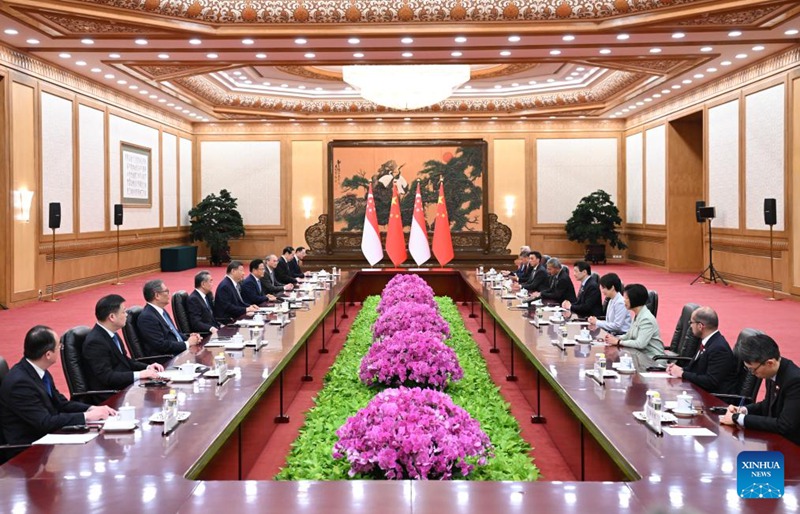 Rais Xi Jinping wa China akikutana na Waziri Mkuu wa Singapore Lawrence Wong, ambaye yuko katika ziara rasmi nchini China, kwenye Jumba la Mikutano ya Umma  la Beijing, Juni 24, 2025. (Xinhua/Xie Huanchi)