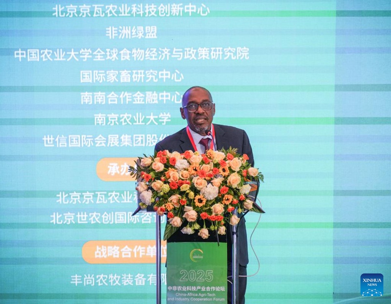 Hamadi Boga, makamu mkuu wa Muungano kwa Mageuzi ya Kijani barani Afrika (AGRA), akitoa hotuba kwenye mkutano wa kwanza wa Baraza la Afrika na China juu ya Ushirikiano wa Teknolojia ya Kilimo na Viwanda mjini Nairobi, Kenya, Juni 24, 2025. (Xinhua/Li Yahui)