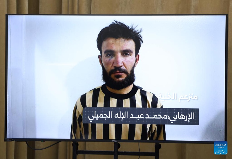 Skrini ikimwonyesha anayedaiwa kuwa kiongozi wa kundi la IS, anayetambuliwa kwa jina la Mohammad Abdel-Ilah al-Jumaili, kwenye mkutano na waandishi wa habari mjini Damascus, Syria, tarehe 24 Juni 2025. (Picha na Ammar Safarjalani/Xinhua)