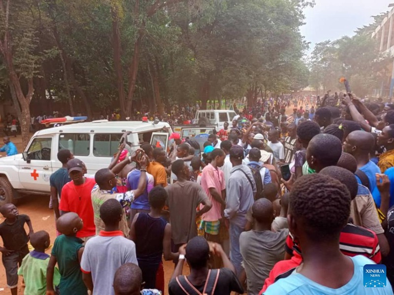 Watu waliojeruhiwa wakibebwa kuingizwa kwenye gari la wagonjwa mjini Bangui, Jamhuri ya Afrika ya Kati, Juni 25, 2025. (Str/Xinhua)