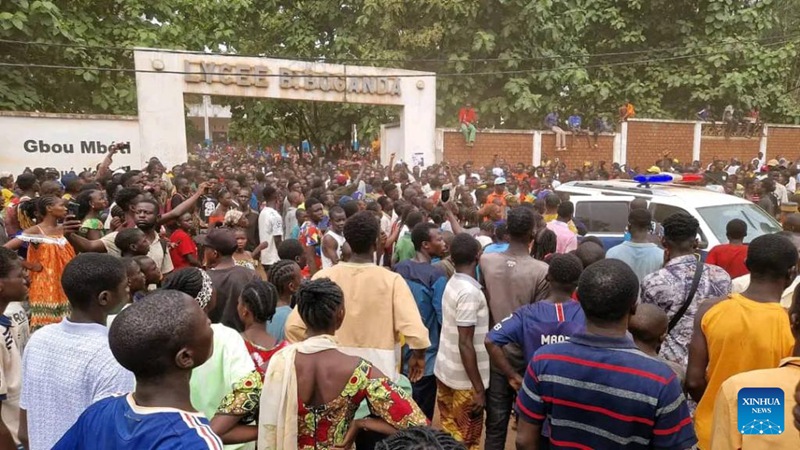 Picha hii iliyopigwa Juni 25, 2025 ikionyesha watu wakiwa wamekusanyika mbele ya Shule ya Sekondari ya Juu ya Barthelemy Boganda, mahali palipotokea tukio la kukanyagana, mjini Bangui, Jamhuri ya Afrika ya Kati. (Str/Xinhua)