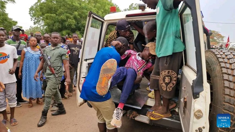 Mtu aliyejeruhiwa akibebwa kuingizwa kwenye gari la wagonjwa mjini Bangui, Jamhuri ya Afrika ya Kati, Juni 25, 2025. (Str/Xinhua)