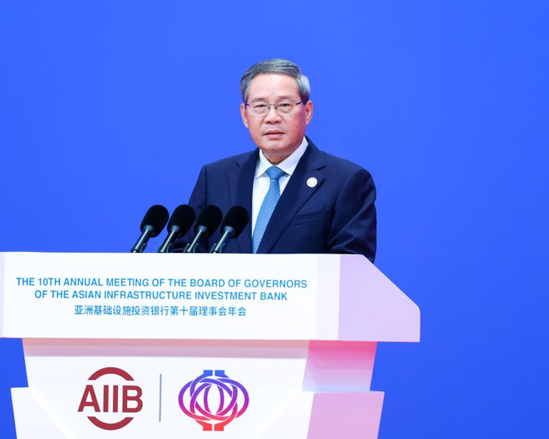 Waziri Mkuu wa China Li Qiang akihudhuria na kuhutubia ufunguzi wa Mkutano wa 10 wa Mwaka wa Bodi ya Magavana wa Benki ya Uwekezaji wa Miundombinu ya Asia (AIIB) mjini Beijing, mji mkuu wa China, Juni 26, 2025. (Xinhua/Liu Bin)