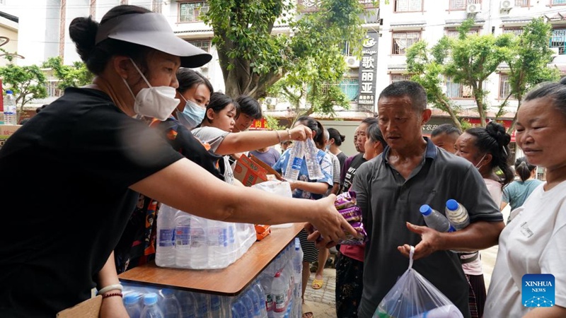 Watu wa kujitolea waileta msaada wa dharura wa chakula katika Wilaya ya Rongjiang iliyokumbwa na mafuriko, Mkoa wa Guizhou, Kusini-Magharibi mwa China, Juni 29, 2025. (Picha na Wang Bingzhen/Xinhua)