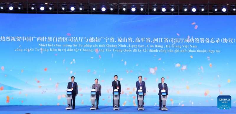 Picha hii iliyopigwa tarehe 28 Juni 2025 ikionyesha hafla ya kutia saini makubaliano ya ushirikiano kwenye mkutano wa mpaka uliofanywa na mamlaka za utawala wa Kisheria kutoka China na Vietnam, mjini Nanning, Mkoa unaojiendesha wa Kabila la Wazhuang wa Guangxi, kusini mwa China. (Xinhua/Yin Gang)