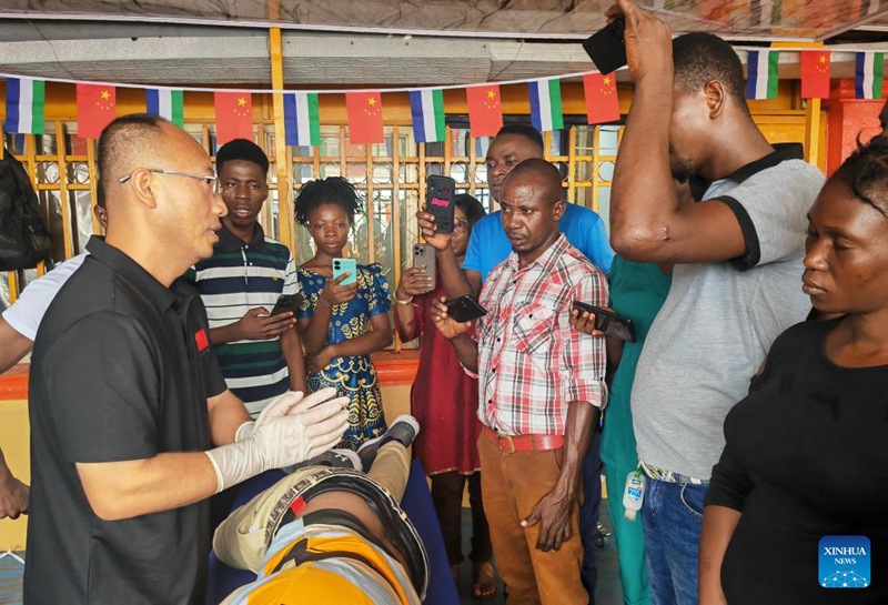 Wafanyakazi wenyeji wa matibabu wakijifunza kwa kutazama huku daktari mchina (wa kwanza, kushoto) akitibu mgonjwa wakati wa kozi ya mafunzo juu ya mbinu za dawa za jadi za China (TCM) mjini Freetown, Sierra Leone, Juni 27, 2025. (Kundi la 26 la timu ya madaktari wa China nchini Sierra Leone/kupitia Xinhua)