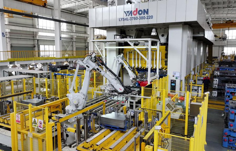 Mikono ya roboti ikifanya kazi kwenye karakana ya kampuni ya kutengeneza vipuri vya magari katika Wilaya ya Feixi ya mji wa Hefei, Mkoa wa Anhui, mashariki mwa China, Machi 31, 2025. (Picha na Xu Yong/Xinhua)