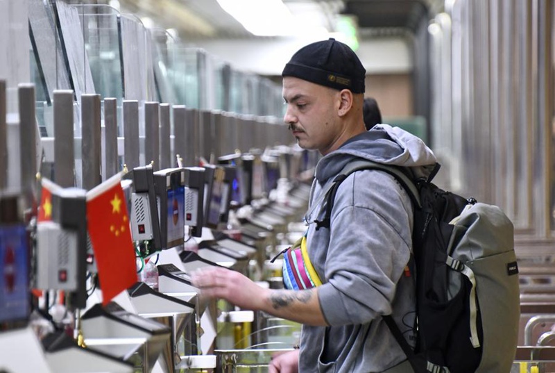 Mtalii wa kigeni akipitia  utaratibu wa forodha katika Uwanja wa Ndege wa Kimataifa wa Daxing  wa Beijing, mji mkuu wa China, Desemba 27, 2024. (Xinhua/Ju Huanzong)