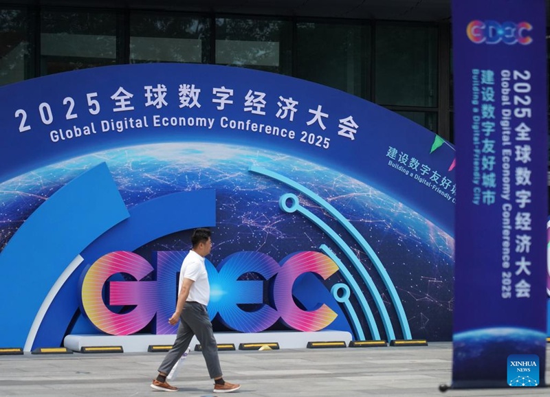 Picha hii iliyopigwa tarehe 2 Julai 2025 ikionyesha bango la Mkutano wa Uchumi wa Kidijitali Duniani 2025 uliofunguliwa Beijing, mji mkuu wa China. (Xinhua/Zhang Chenlin) 