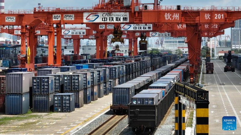 Picha iliyopigwa tarehe 3 Julai 2025 ikionyesha kreni zikipakia makontena kwenye treni ya mizigo katika kituo cha kontena cha reli cha Qinzhou, Mkoa unaojiendesha wa Kabila la Wazhuang wa Guangxi, kusini mwa China. (Xinhua/Zhang Ailin)