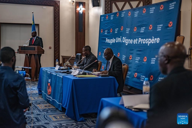 Benjamin Mbonimpa (wa pili, kulia), Katibu Mkuu wa Muungano wa Mto Kongo (AFC) na mkuu wa ujumbe wake kwenye mazungumzo ya Doha, akihudhuria mkutano na waandishi wa habari mjini Goma, mji mkuu wa Jimbo la Kivu Kaskazini, mashariki mwa Jamhuri ya Kidemokrasia ya Kongo, Julai 3, 2025. (Picha na Zanem Nety Zaidi/Xinhua)