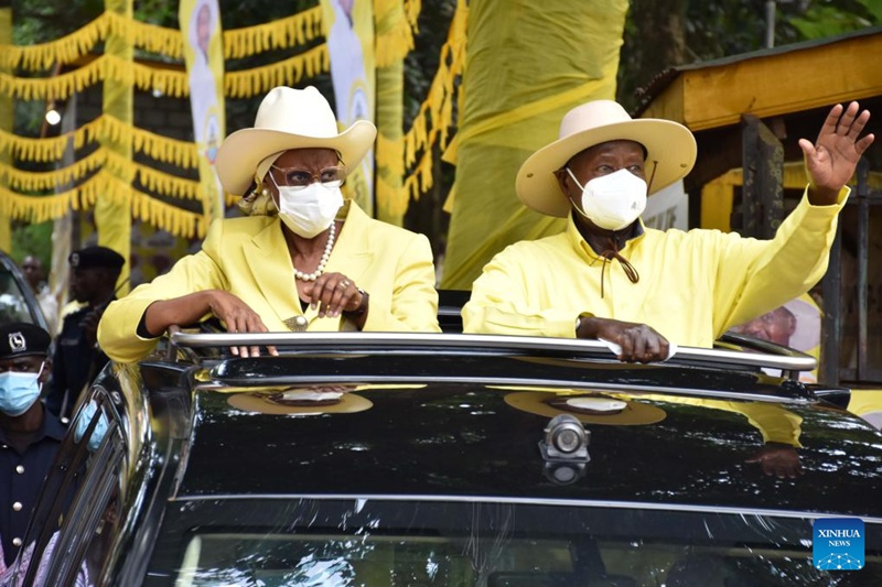 Rais wa Uganda Yoweri Museveni (Kulia) na mkewe wakiwapungia mkono wafuasi baada ya uteuzi mjini Kampala, Uganda, Julai 5, 2025. (Picha na Nicholas Kajoba/Xinhua)