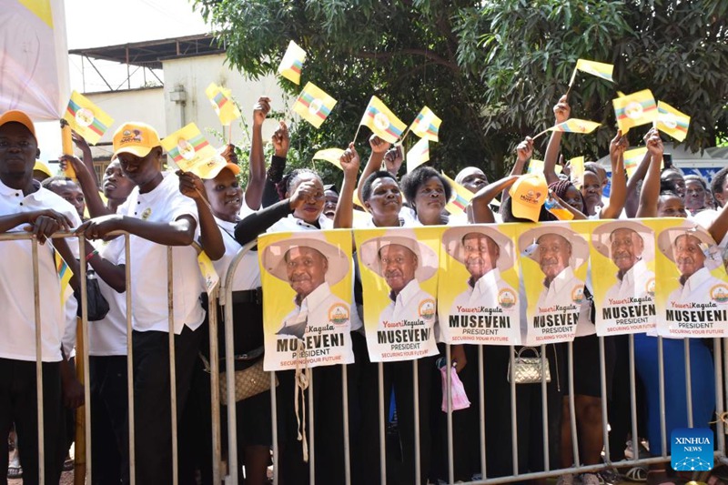 Watu wakisubiri matokeo ya uteuzi mjini Kampala, Uganda, Julai 5, 2025. (Picha na Nicholas Kajoba/Xinhua)