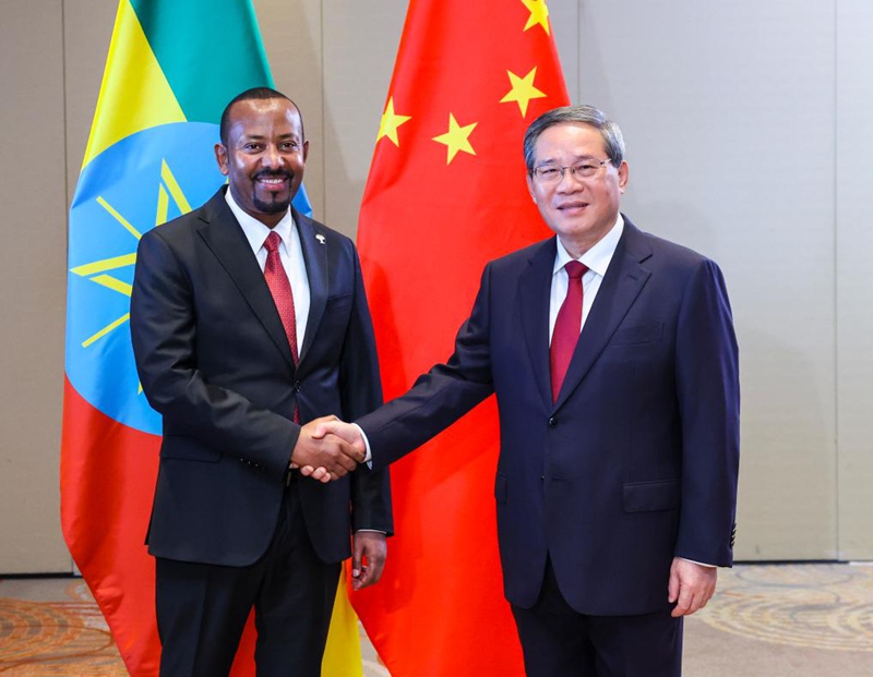 Waziri Mkuu wa China Li Qiang akikutana na Waziri Mkuu wa Ethiopia Abiy Ahmed pembezoni mwa Mkutano wa 17 wa Kilele wa BRICS mjini Rio de Janeiro, Brazil, Julai 6, 2025. (Xinhua/Yao Dawei)