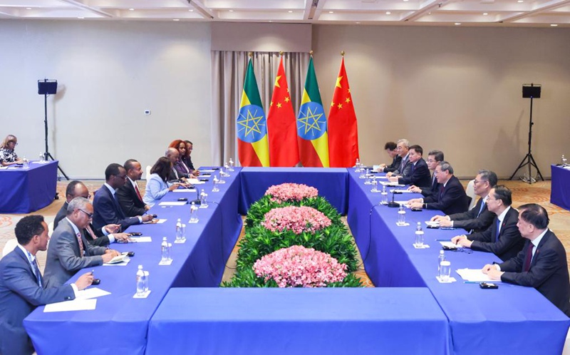 Waziri Mkuu wa China Li Qiang akikutana na Waziri Mkuu wa Ethiopia Abiy Ahmed pembezoni mwa Mkutano wa 17 wa Kilele wa BRICS mjini Rio de Janeiro, Brazil, Julai 6, 2025. (Xinhua/Yao Dawei)