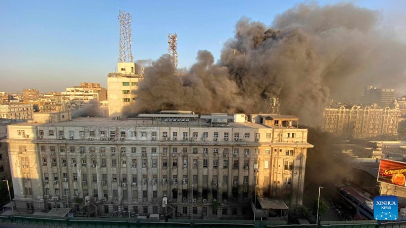 Moshi ukifuka kupaa angani kutoka kwenye jengo la mawasiliano ya simu linaloungua mjini Cairo, Misri, Julai 7, 2025 (Picha na Ismael Gomaa/Xinhua)