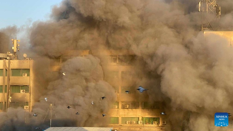 Moshi ukifuka kupaa angani kutoka kwenye jengo la mawasiliano ya simu linaloungua mjini Cairo, Misri, Julai 7, 2025 (Picha na Ismael Gomaa/Xinhua)