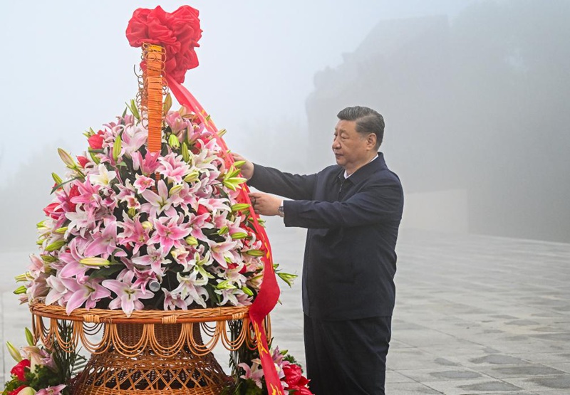 Rais Xi Jinping wa China, ambaye pia ni Katibu Mkuu wa Kamati Kuu ya Chama cha Kikomunisti cha China (CPC) na Mwenyekiti wa Kamati Kuu ya Kijeshi ya China (CMC), akiweka kikapu cha maua kutoa heshima kwa wahanga kwenye mnara wa kihistoria wa kukumbuka wahanga wa Kampeni ya Rejimenti 105 ya kupingana vita na wavamizi wa Japan, wakati alipofanya ziara ya ukaguzi katika Mji wa Yangquan, Mkoa wa Shanxi, kaskazini mwa China, Julai 7, 2025. (Xinhua/Xie Huanchi)