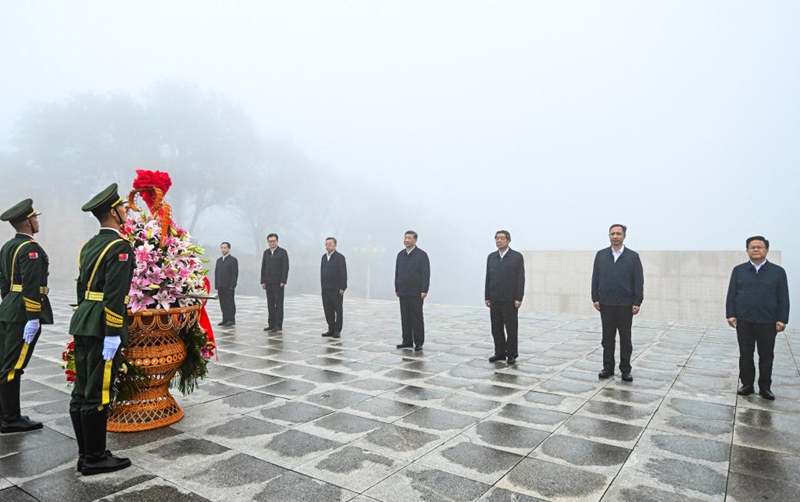 Rais Xi Jinping wa China, ambaye pia ni Katibu Mkuu wa Kamati Kuu ya Chama cha Kikomunisti cha China (CPC) na Mwenyekiti wa Kamati Kuu ya Kijeshi ya China (CMC), akiweka kikapu cha maua kutoa heshima kwa wahanga kwenye mnara wa kihistoria wa kukumbuka wahanga wa Kampeni ya Rejimenti 105 ya   kupigana vita na wavamizi wa Japan, wakati alipofanya ziara ya ukaguzi katika Mji wa Yangquan, Mkoa wa Shanxi, kaskazini mwa China, Julai 7, 2025. (Xinhua/Yan Yan)