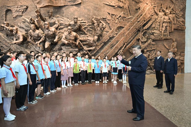 Rais Xi Jinping wa China, ambaye pia ni Katibu Mkuu wa Kamati Kuu ya Chama cha Kikomunisti cha China (CPC) na Mwenyekiti wa Kamati Kuu ya Kijeshi ya China (CMC), akizungumza na wanafunzi na wafanyakazi kwenye jumba la makumbusho la Kampeni ya Rejimenti 105 ya   kupigana vita na wavamizi wa Japan, wakati alipofanya ziara ya kukagua Mji wa Yangquan, Mkoa wa Shanxi, kaskazini mwa China, Julai 7, 2025. (Xinhua/Xie Huanchi)