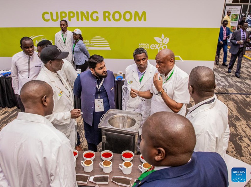 Wataalamu wakiandaa vikombe vya chai kwenye Maonyesho ya Kahawa na Chai ya Afrika 2025 mjini Kigali, Rwanda, Julai 8, 2025. (Picha na Cyril Ndegeya/Xinhua)