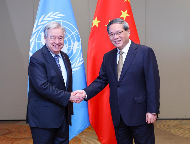 Waziri Mkuu wa China Li Qiang akikutana na Katibu Mkuu wa Umoja wa Mataifa Antonio Guterres mjini Rio de Janeiro, Brazili, Julai 8, 2025. (Xinhua/Yao Dawei)