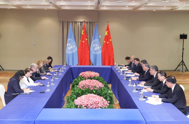 Waziri Mkuu wa China Li Qiang akikutana na Katibu Mkuu wa Umoja wa Mataifa Antonio Guterres mjini Rio de Janeiro, Brazili, Julai 8, 2025. (Xinhua/Yao Dawei)