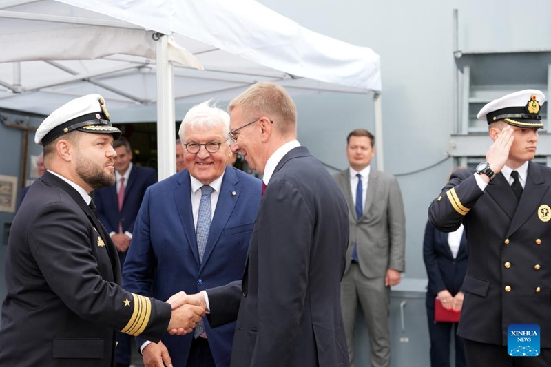Rais  Frank-Walter Steinmeier wa Ujerumani(wa pili kushoto, mbele) na Rais Edgars Rinkevics wa Latvia(wa tatu kushoto, mbele) wakitembelea meli ya kivita ya Kikosi cha Majini cha Jeshi la Ujerumani kinachoshiriki kwenye operesheni ya "Baltic Sentry" ya NATO katika Bahari ya Baltic mjini Riga, Latvia, Julai 8, 2025. (Picha na Edijs Palens/Xinhua)
