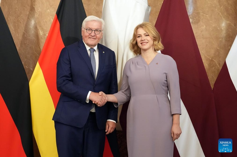 Rais Frank-Walter Steinmeier wa Ujerumani (kushoto) akipeana mkono na Waziri Mkuu wa Latvia Evika Silina kwenye mkutano wao mjini Riga, Latvia, Julai 8, 2025. (Picha na Edijs Palens/Xinhua)